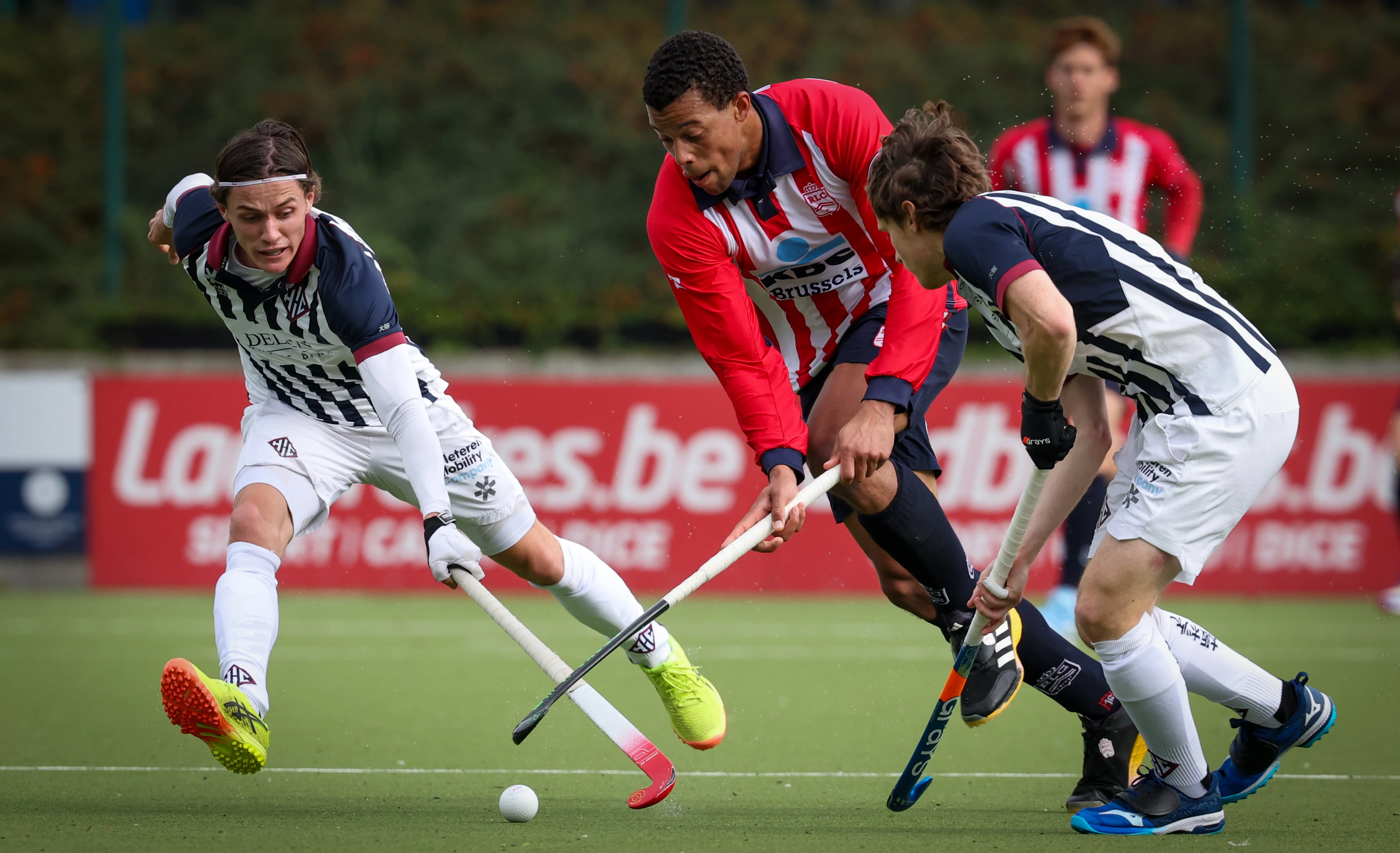 Herakles' William Van Dessel and Leopold's Nelson Onana fight for the ball during a hockey game between Royal Leopold Club and Herakles, Sunday 13 October 2024, in Brussels, on day 6 of the Belgian first division hockey championship. BELGA PHOTO VIRGINIE LEFOUR