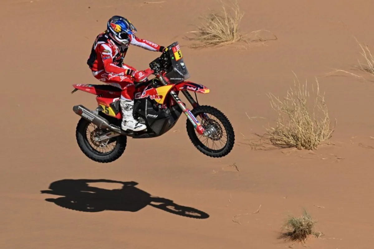 Red Bull Gasgas Factory Racing's Australian biker Daniel Sanders controls his bike as he competes during Stage 3 of the Dakar Rally 2024, between Al Duwadimi and Al Salamiya, Saudi Arabia, on January 8, 2024.  PATRICK HERTZOG / AFP