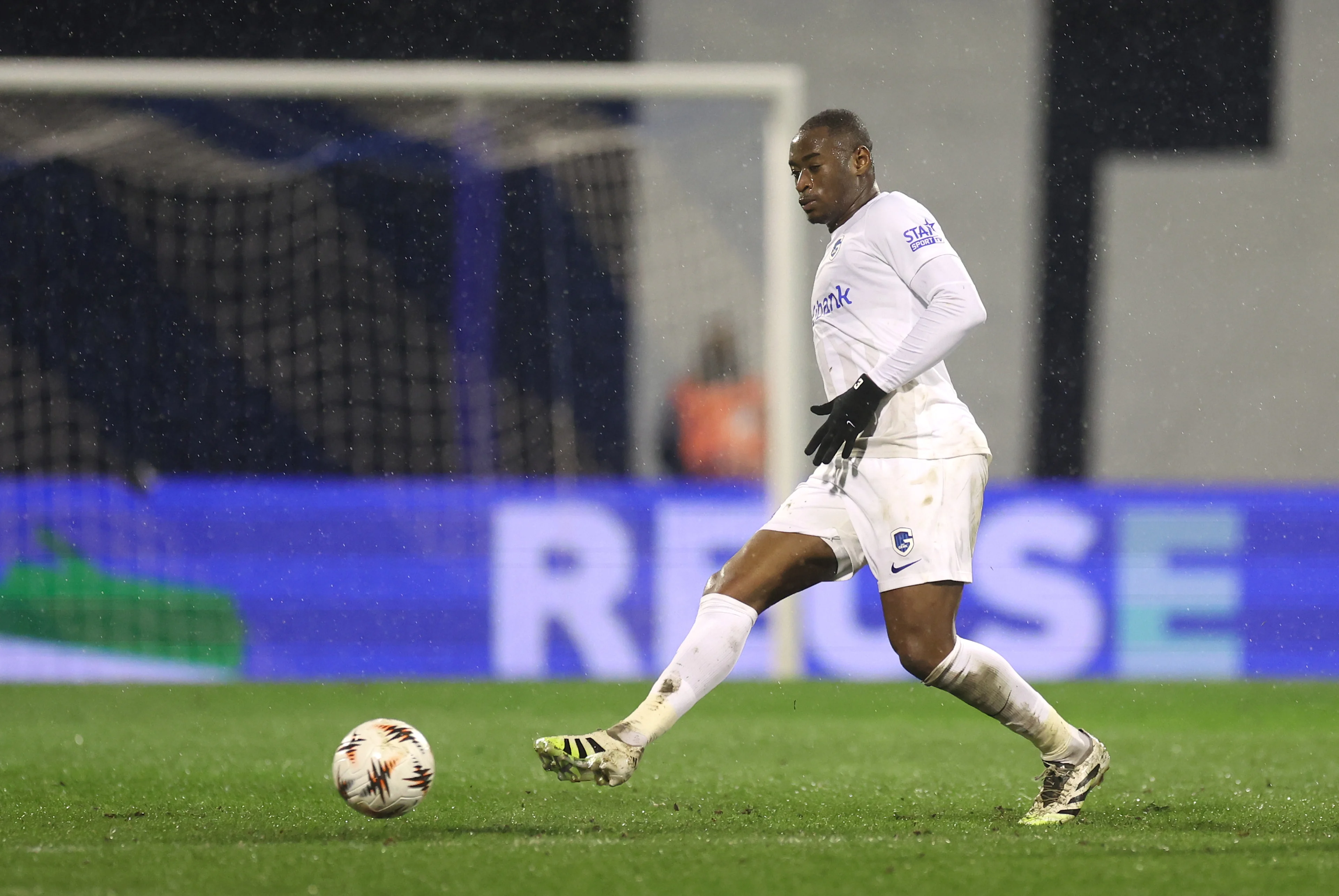 Genk's Mujaid Sadick pictured in action during a soccer game between GNK Dinamo Zagreb and Belgian soccer team KRC Genk, Thursday 19 February 2026 in Zagreb, Croatia, in the play-off for the knockout phase of the UEFA Europa League tournament. BENELUX ONLY BELGA PHOTO GORAN STANZL