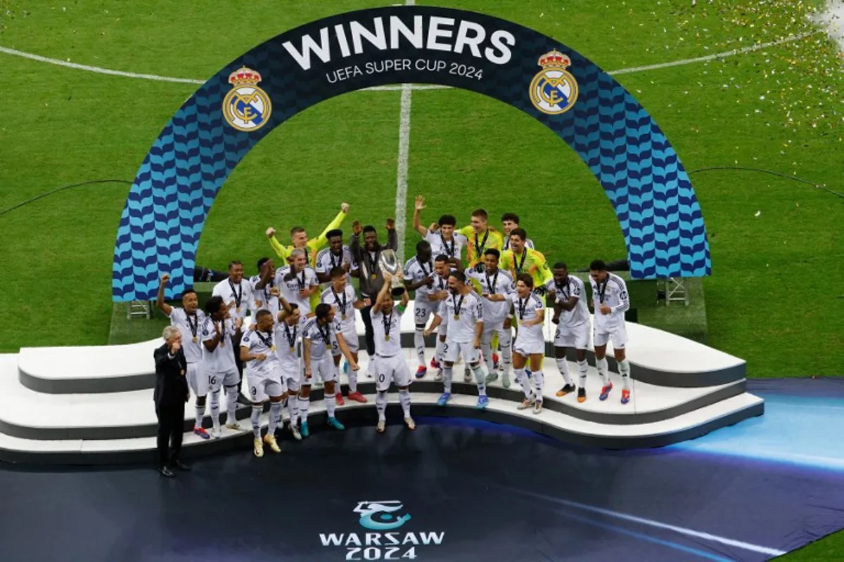 Read Madrid's team celebrates with the trophy after the UEFA Super Cup football match between Real Madrid and Atalanta BC in Warsaw, on August 14, 2024.  Wojtek RADWANSKI / AFP