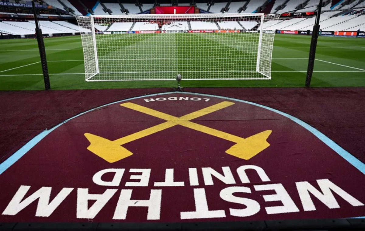 West Ham United logo is pictured on the football pitch prior to the UEFA Europa League group A football match between West Ham United and Backa Topola at The London Stadium, in east London on September 21, 2023.  HENRY NICHOLLS / AFP