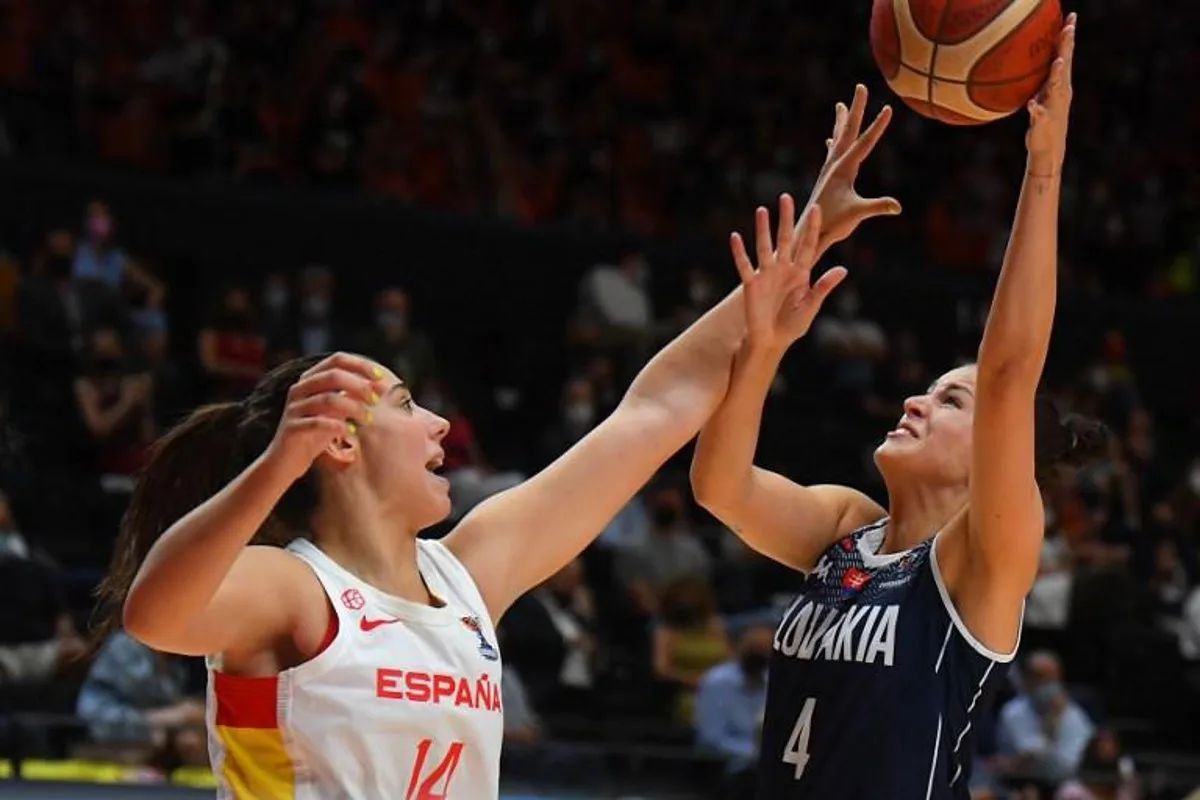 Slovakia's forward Veronika Remenarova (R) challenges Spain's center Raquel Carrera during the Women's Eurobasket match Spain against Slovakia on June 20, 2021 in Valencia.   Jose Jordan / AFP