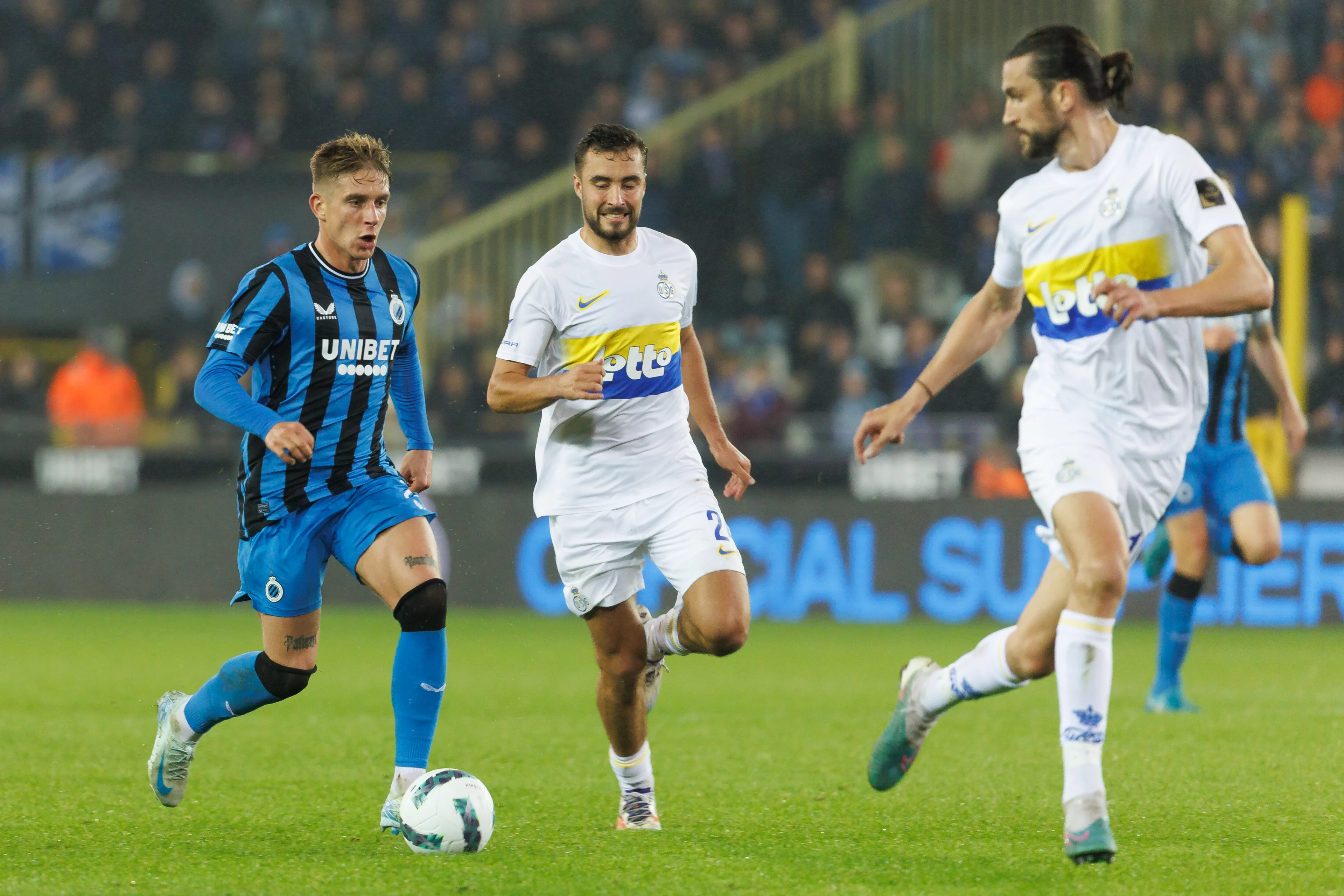 Club's Michal Skoras and Union's Charles Vanhoutte fight for the ball during a soccer match between Club Brugge and RUSG Royale Union Saint-Gilloise, in Brugge, on day 10 of the 2024-2025 season of the 'Jupiler Pro League' first division of the Belgian championship, Sunday 06 October 2024. BELGA PHOTO KURT DESPLENTER