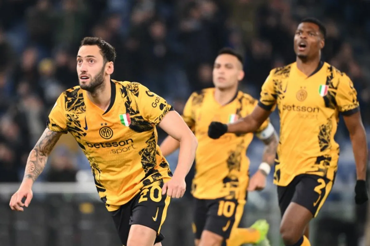 Inter Milan's Turkish midfielder #20 Hakan Calhanoglu celebrates after scoring his team's first goal during the Italian Serie A football match Lazio vs Inter Milan at Olympic stadium in Rome on December 16, 2024.  Alberto PIZZOLI / AFP