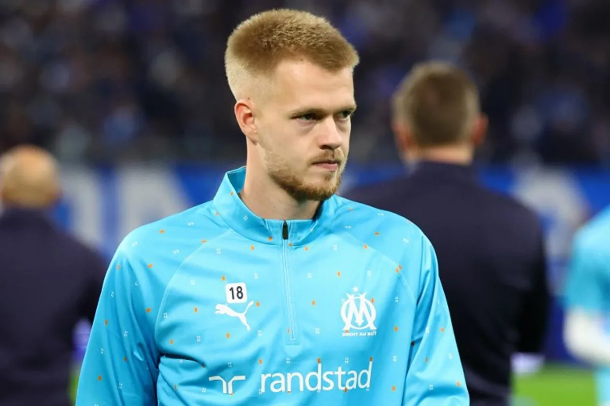 Marseille's Belgian midfielder #18 Arthur Vermeeren looks on as he warms up ahead of the UEFA Champions League, league phase day 4, football match between Olympique de Marseille (OM) and Atalanta Bergame at the Velodrome stadium, in Marseille on November 5, 2025.  Clement MAHOUDEAU / AFP