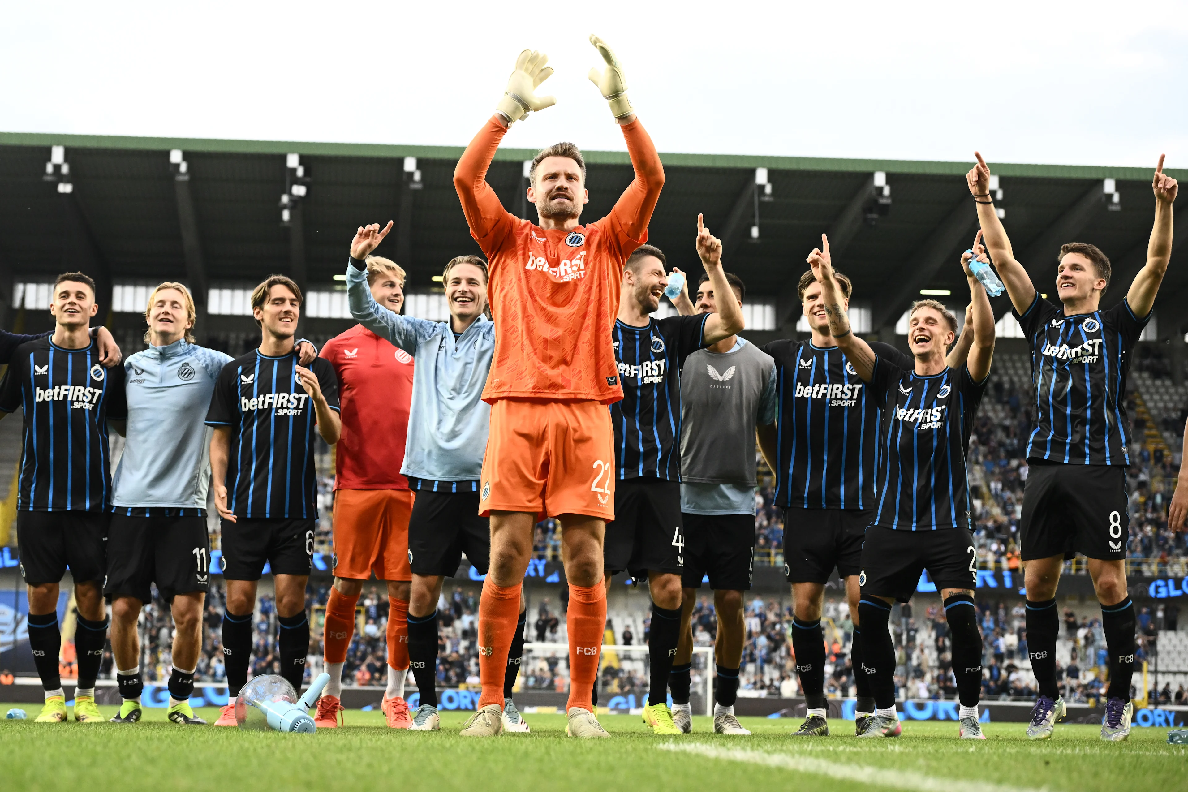 Club's goalkeeper Simon Mignolet celebrates after a soccer match between Club Brugge and KRC Genk, Sunday 27 July 2025 in Brugge, on day 1 of the 2025-2026 'Jupiler Pro League' first division of the Belgian championship. BELGA PHOTO MAARTEN STRAETEMANS