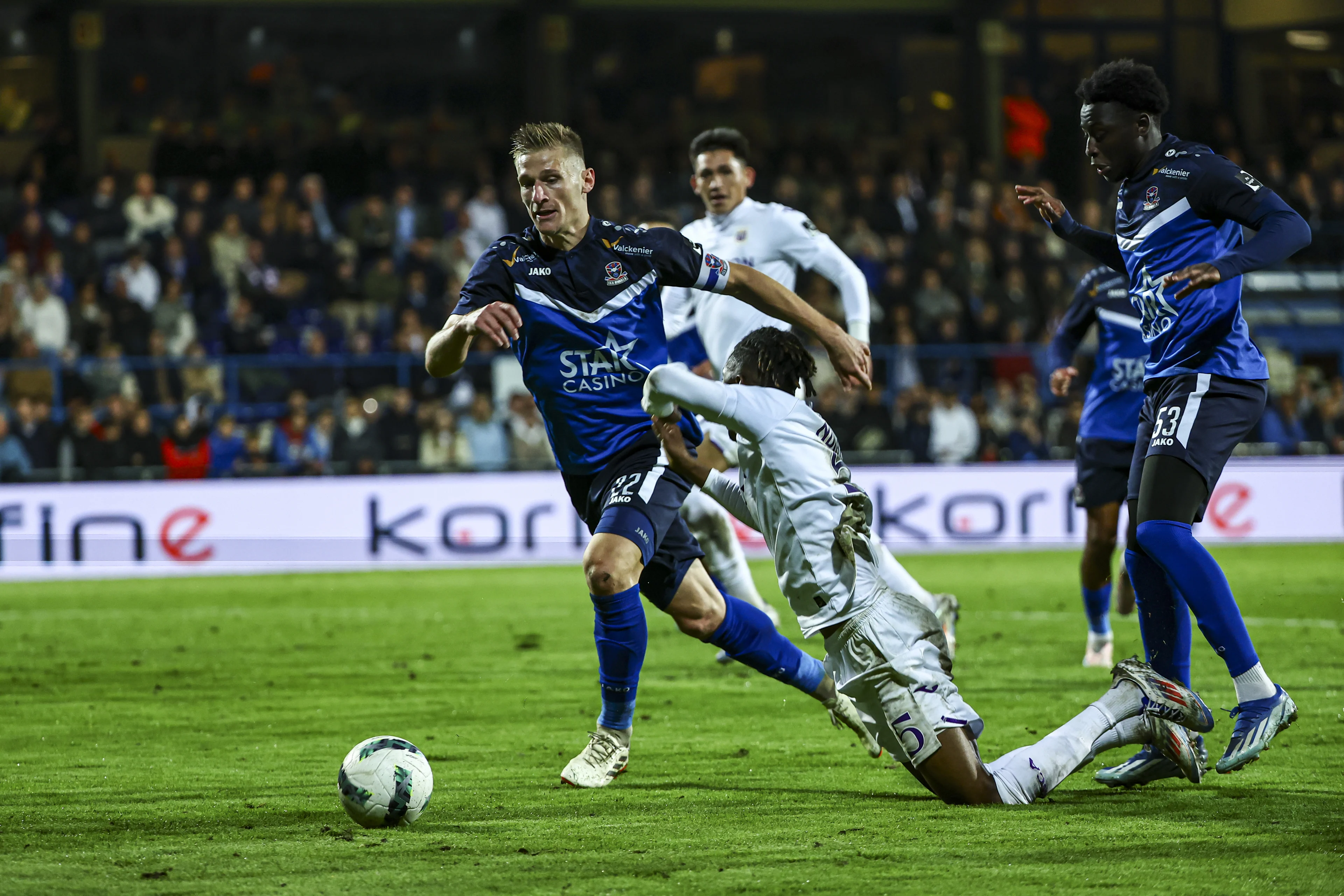 Dender's Gilles Ruyssen and Anderlecht's Moussa N'Diaye fight for the ball during a soccer match between FCV Dender EH and RSC Anderlecht in Denderleeuw, on day 9 of the 2024-2025 season of the 'Jupiler Pro League' first division of the Belgian championship, Saturday 28 September 2024. BELGA PHOTO DAVID PINTENS