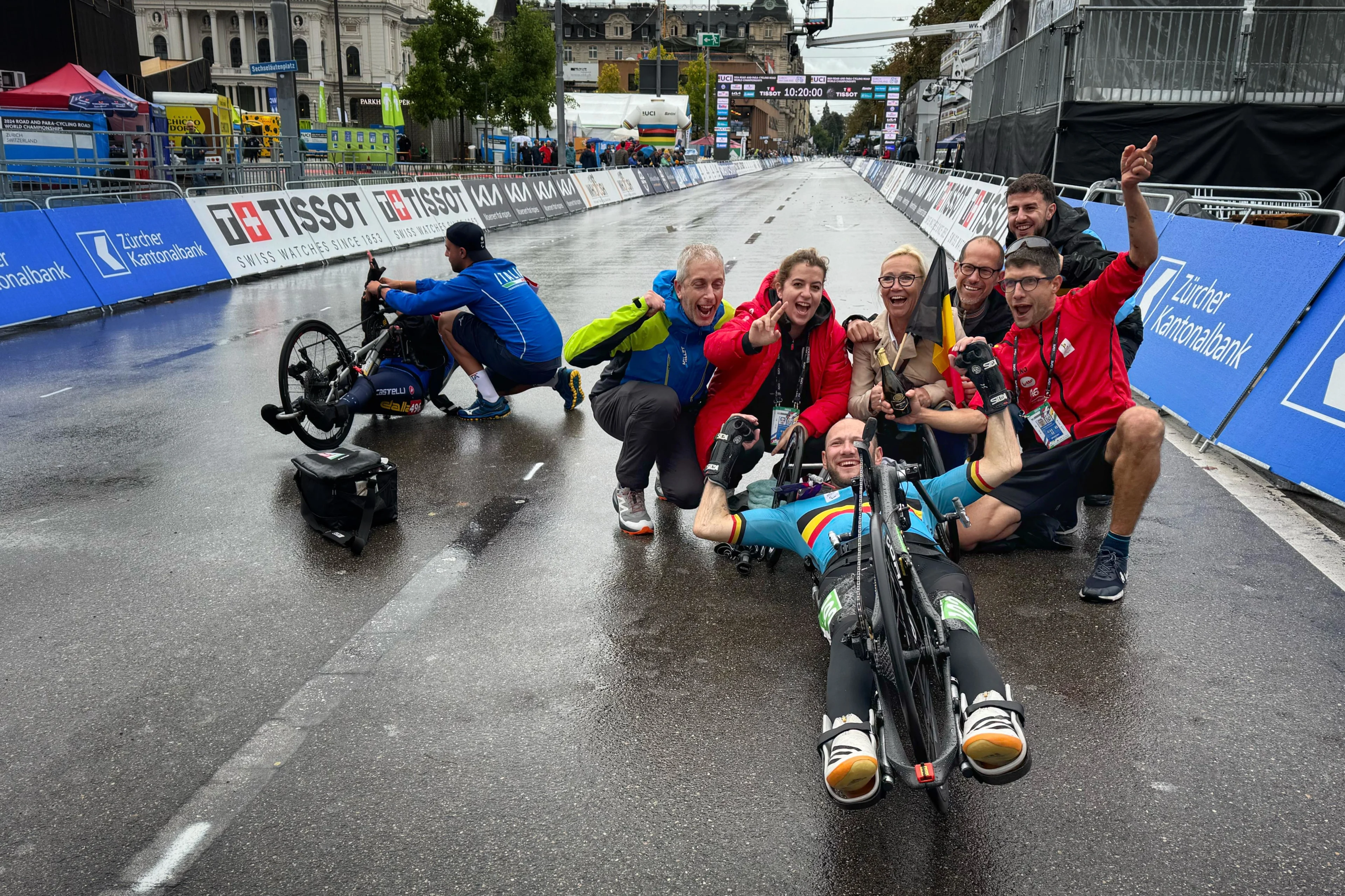 Belgian Maxime Hordies celebrates with the Belgian staff after winning the Men road race in the H1-H2 category at the 2024 UCI Road and Para-Cycling Road World Championships, Thursday 26 September 2024, in Zurich, Switzerland. The Worlds are taking place from 21 to 29 September. BELGA PHOTO JASPER JACOBS