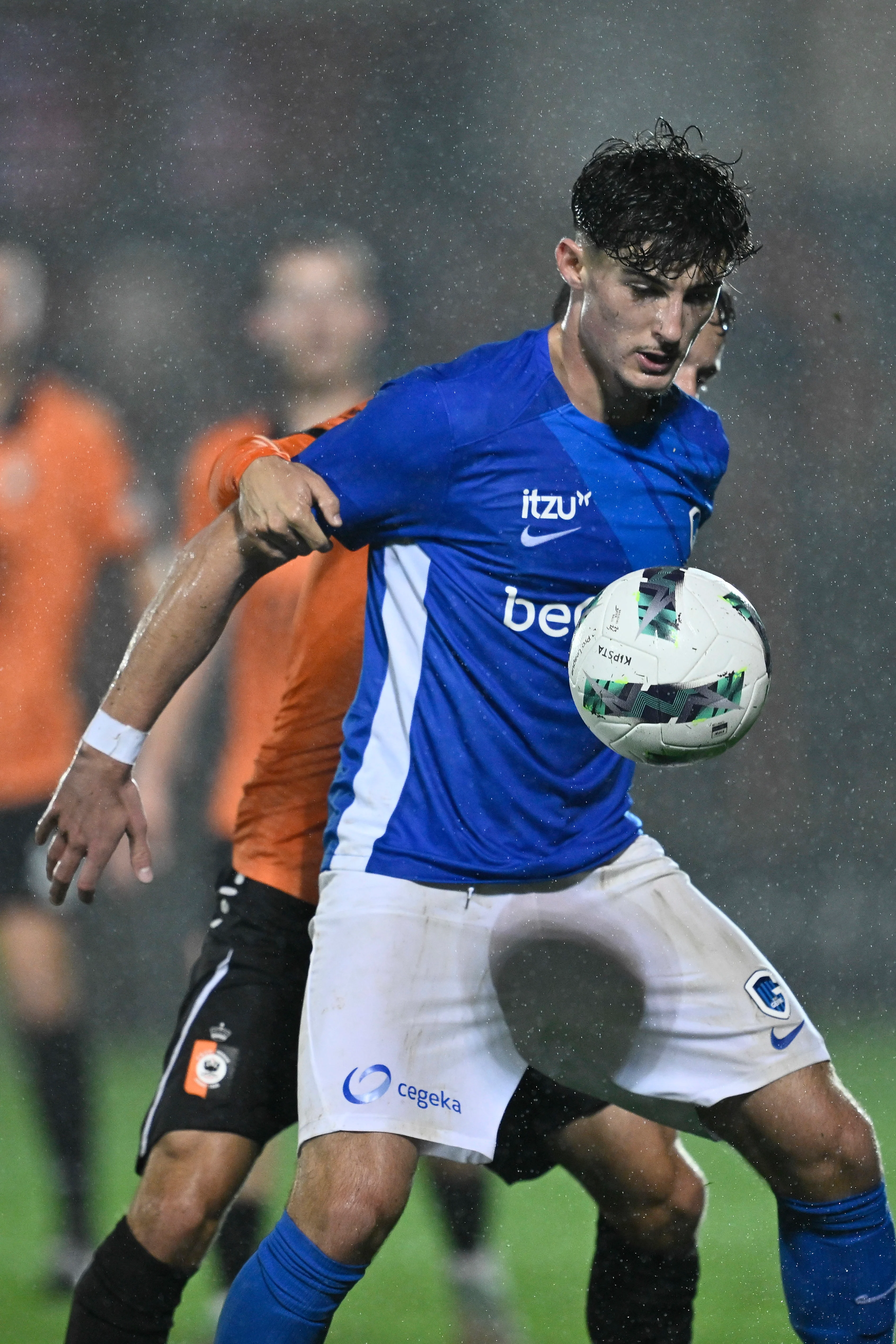 Deinze's Gaetan Hendrickx and Genk's Robin Mirisola fight for the ball during a soccer match between KMSK Deinze and Jong Genk, in Deinze, on day 8 of the 2024-2025 season of the 'Challenger Pro League' second division of the Belgian championship, Saturday 19 October 2024. BELGA PHOTO JOHAN EYCKENS