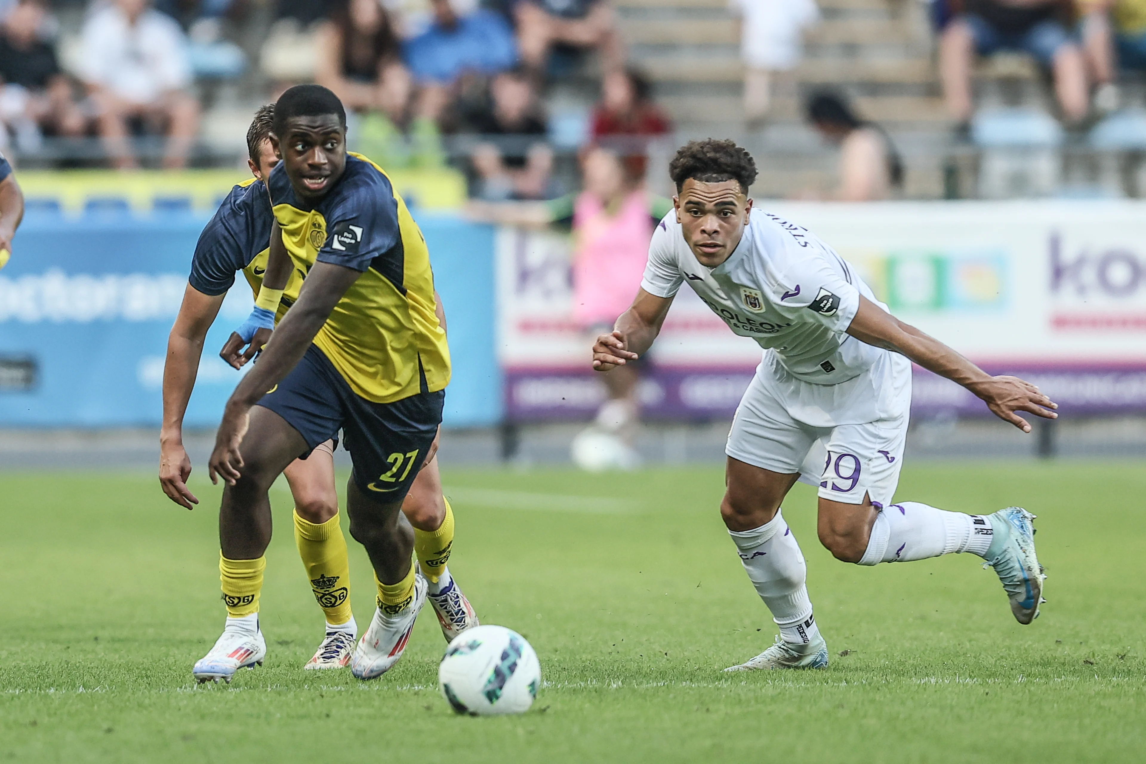 Union's Noah Sadiki and Anderlecht's Mario Stroeykens fight for the ball during a soccer match between RUSG Royale Union Saint-Gilloise and Royal Sporting Club Anderlecht, in Brussels, on the sixth day of the 2024-2025 season of the 'Jupiler Pro League' first division of the Belgian championship, Sunday 01 September 2024. BELGA PHOTO BRUNO FAHY