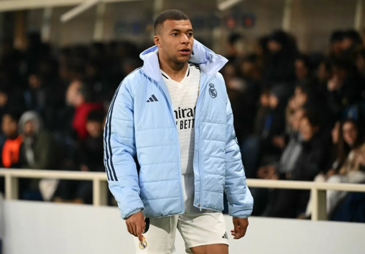 Real Madrid's French forward #09 Kylian Mbappe leaves the pitch after an injury during the UEFA Champions League football match between Atalanta and Real Madrid at the Gewiss Stadium in Bergamo, on December 10, 2024.  Alberto PIZZOLI / AFP