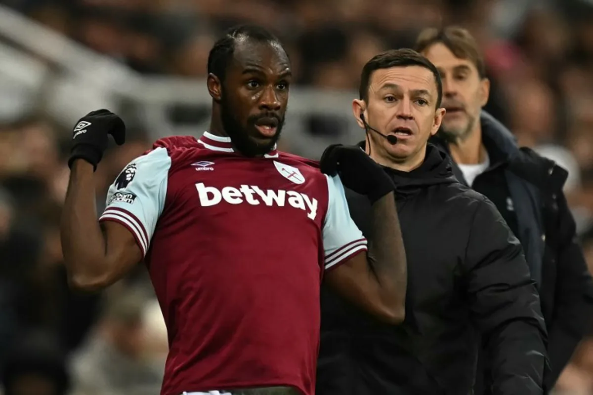 West Ham United's English midfielder #09 Michail Antonio prepares to rejoin the game with a new shirt during the English Premier League football match between Newcastle United and West Ham United at St James' Park in Newcastle-upon-Tyne, north east England on November 25, 2024.  Paul ELLIS / AFP