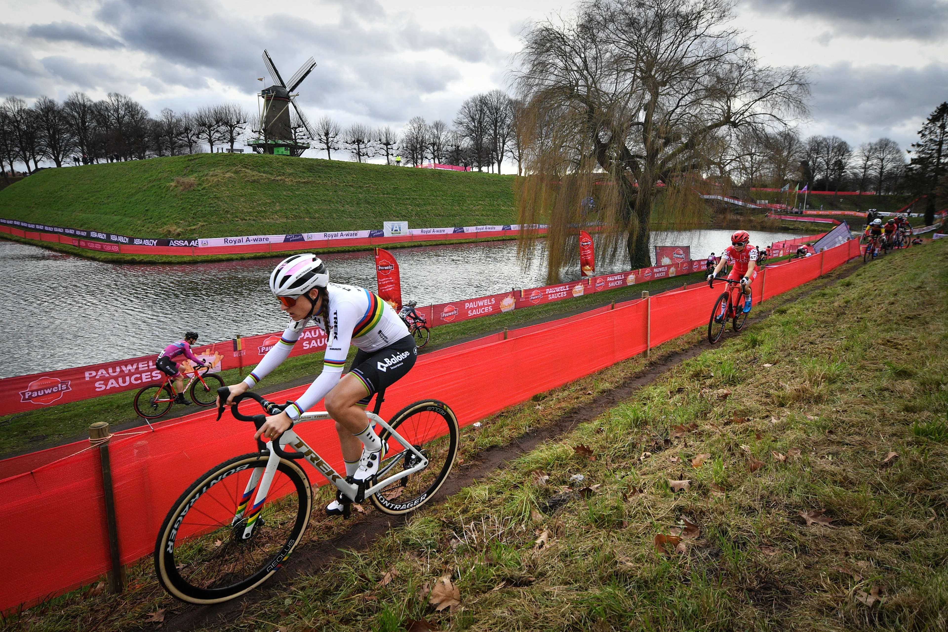 Dutch Lucinda Brand pictured in action during the women's elite race of the 'Vestingcross' cyclocross cycling event, stage 12 of 14 of the World Cup competition, in Hulst, The Netherlands, Sunday 02 January 2022. BELGA PHOTO DAVID STOCKMAN