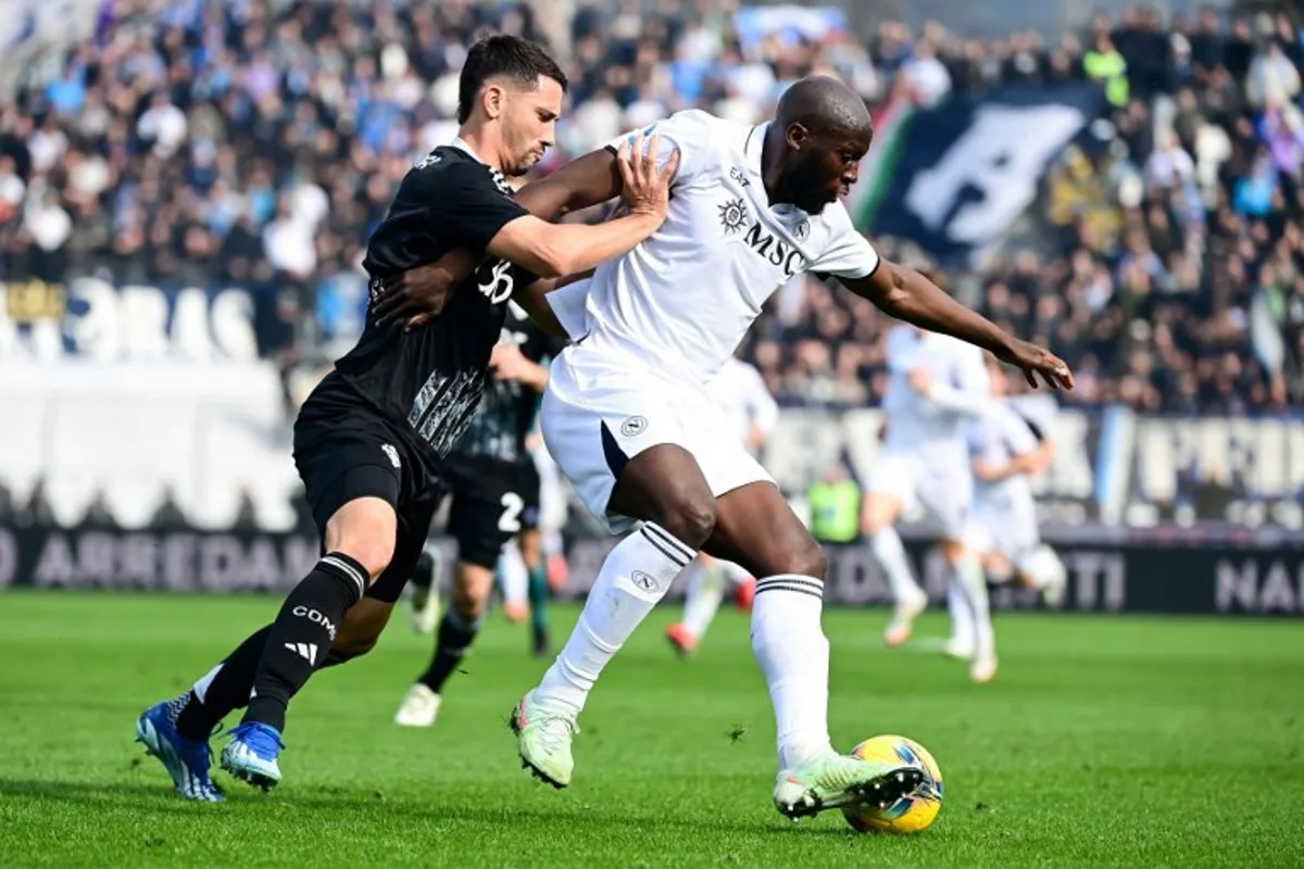 Como's Italian defender #5 Edoardo Goldaniga fights for the ball with Napoli's Belgian forward #11 Romelu Lukaku during the Italian Serie A football match between Como and Napoli at the Giuseppe-Sinigaglia Stadium in Como, on February 23, 2025.  Piero CRUCIATTI / AFP