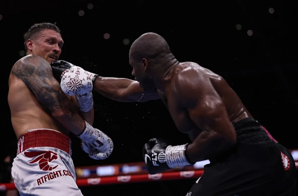Ukraine's Oleksandr Usyk (L) and Britain's Daniel Dubois fight during their undisputed world heavyweight boxing title bout at Wembley Stadium in London on July 19, 2025.  Adrian Dennis / AFP