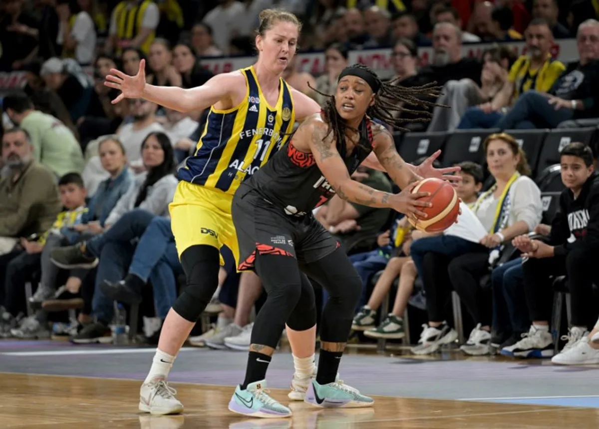 Villeneuve d'Ascq's Croatian shooting guard #01 Shavonte Zellous (R) is challenged by Fenerbahce's Belgian forward #11 Emma Meesseman (L) during the women's FIBA Euroleague final basketball match between Fenerbahce and Villeneuve-d'Ascq at the Servet Tazegul Spor Salonu arena in Mersin on April 14, 2024.  OZAN KOSE / AFP