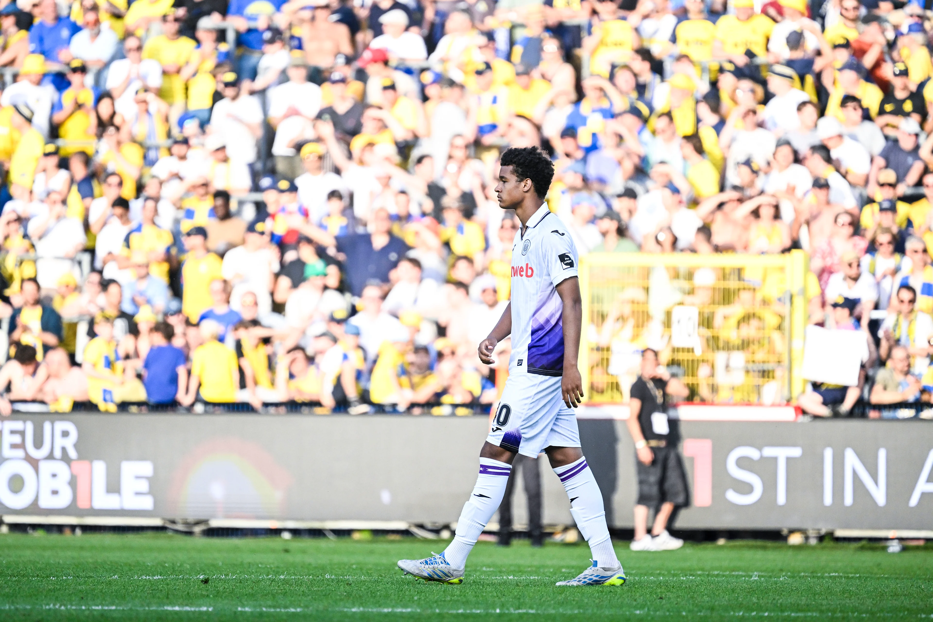 Adjani Mujangi Bia looks dejected after losing a soccer match between Royale Union Saint-Gilloise and RSC Anderlecht, Sunday 24 May 2026 in Brussels, on the last day of the Champion's Play-offs of the 2025-2026 'Jupiler Pro League' first division of the Belgian championship. BELGA PHOTO TOM GOYVAERTS