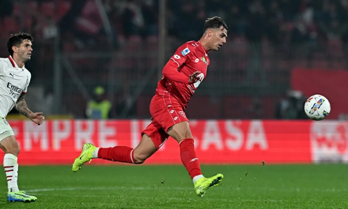 Monza's Italian midfielder #14 Daniel Maldini outpasses AC Milan's American forward #11 Christian Pulisic (L) during the Italian Serie A football match between AC Monza and AC Milan at the Brianteo stadium in Monza, on November 2, 2024.  GABRIEL BOUYS / AFP