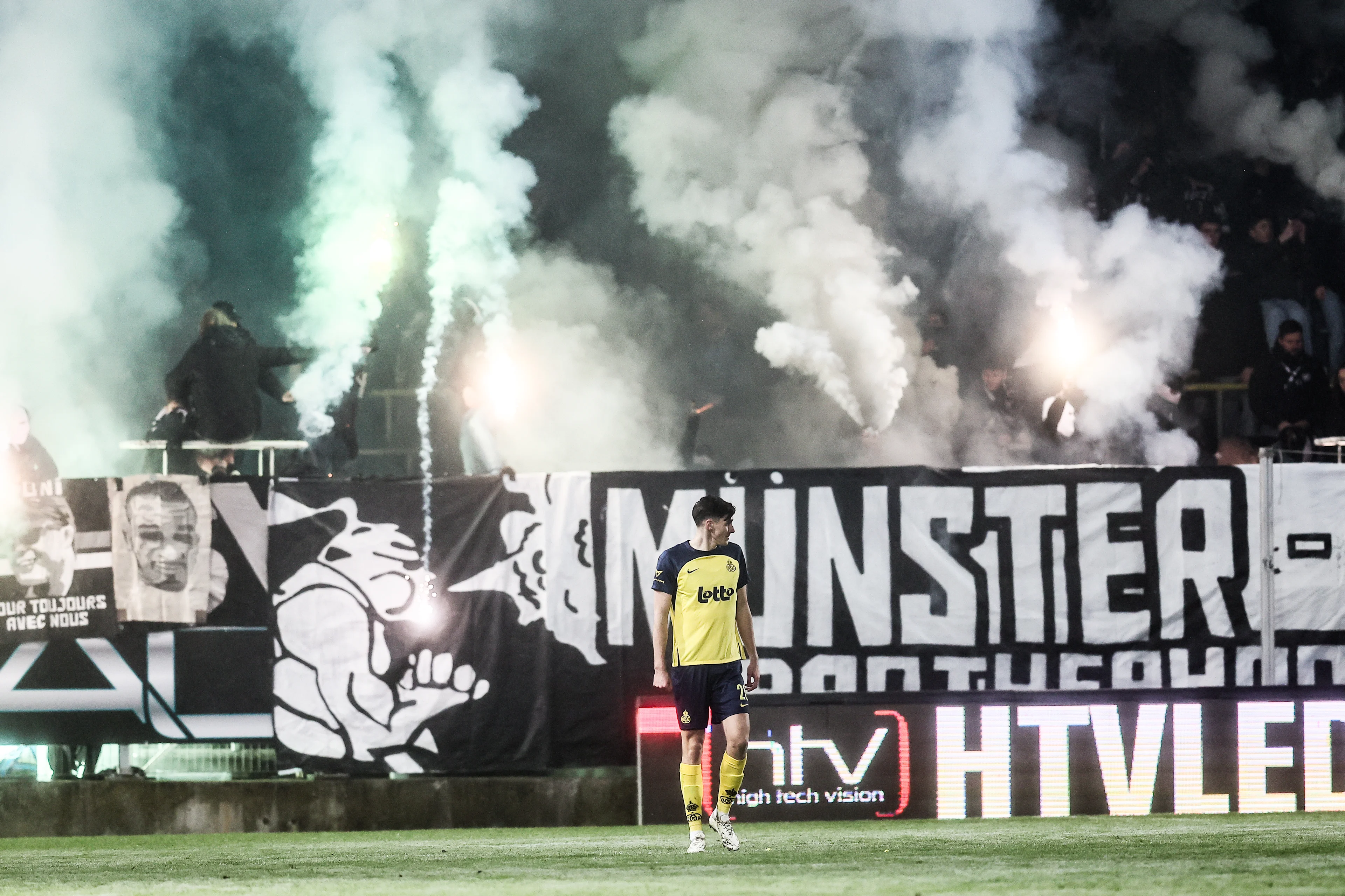 The game is stopped for a few minutes due to smoke bombs during a soccer match between Sporting Charleroi and Union Saint-Gilloise, Saturday 11 January 2025 in Charleroi, on day 21 of the 2024-2025 season of the 'Jupiler Pro League' first division of the Belgian championship. BELGA PHOTO BRUNO FAHY