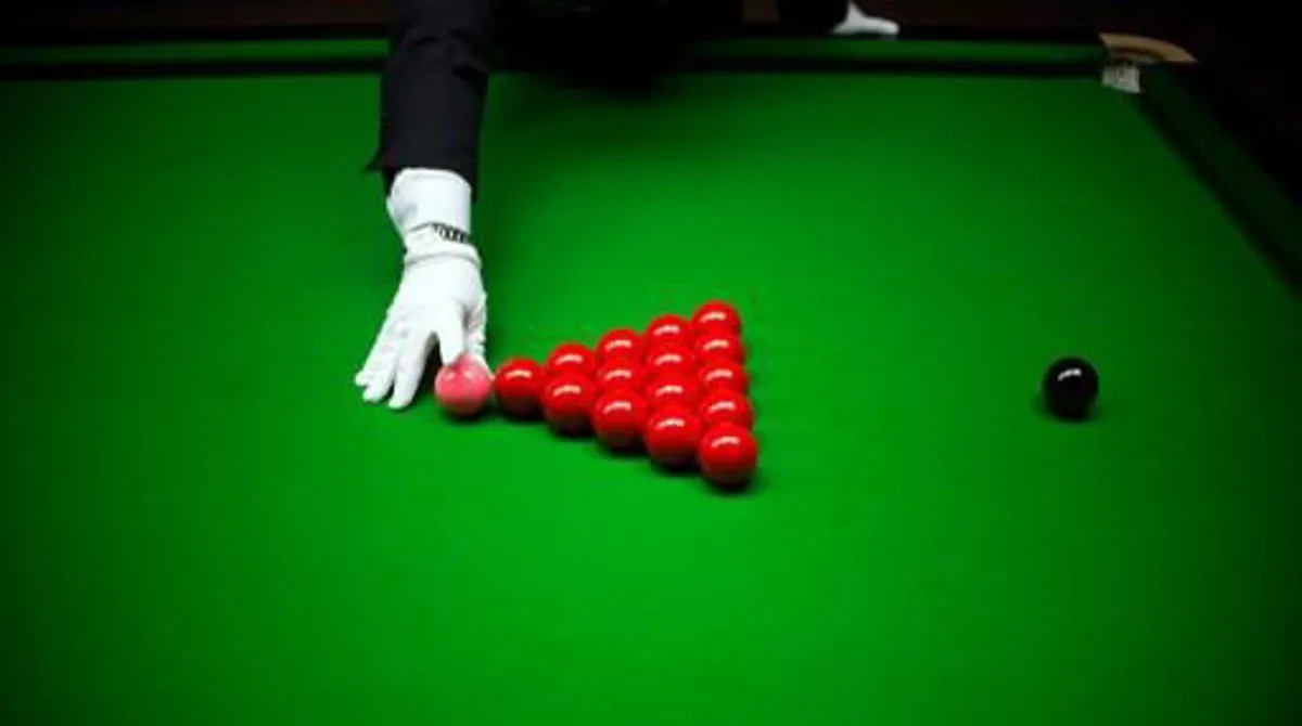 A referee sets up the balls during the Snooker Shanghai Masters in Shanghai on September 11, 2014. The World Snooker Masters will take place until September 14, 2014. AFP PHOTO / JOHANNES EISELE