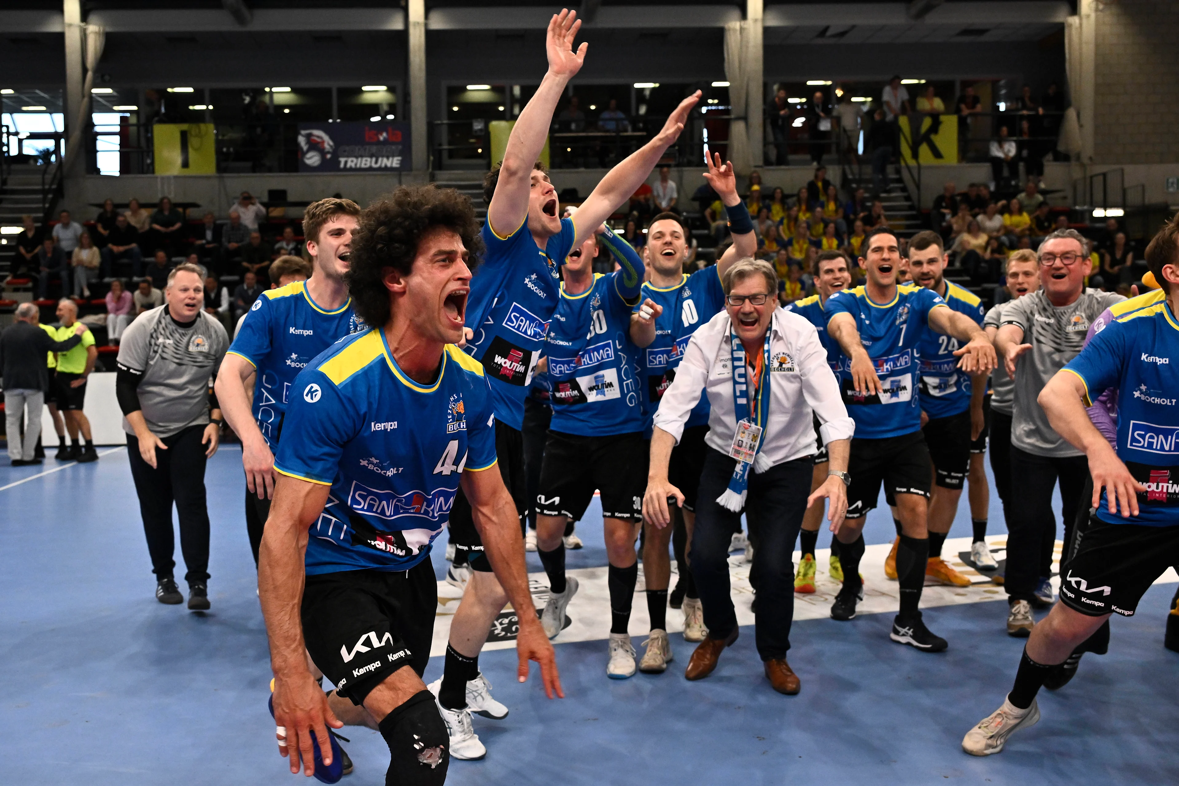 Hubo Hasselt's players celebrate after winning a handball game between Hubo handbal Hasselt and Achilles Bocholt, Saturday 19 April 2025, in Hasselt, the men's final of the Belgian handball cup. BELGA PHOTO JOHAN EYCKENS