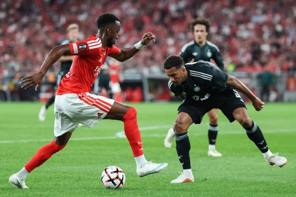 Benfica's Belgian forward #11 Dodi Lukebakio Celtic's US defender #06 Auston Trusty fight for the ball during the Europa League round 1 day 2 football match between SL Benfica and Celtic FC at the Luz Stadium in Lisbon on October 15, 2026. PATRICIA DE MELO MOREIRA / AFP