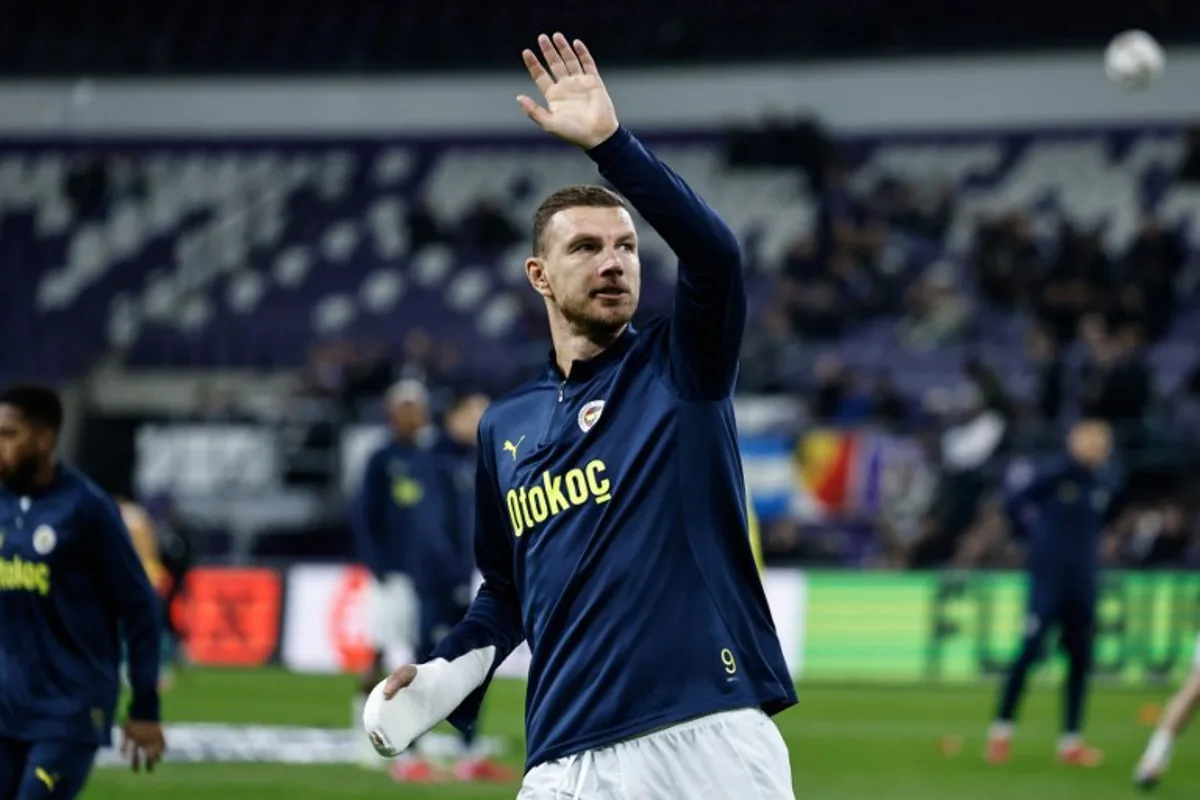 Fenerbahce's Bosnian forward #09 Edin Dzeko reacts during warm up ahead of the UEFA Europa League knockout phase play-off 2nd leg football match between Fenerbahce SK (TUR) and RSC Anderlecht (BEL) at the Lotto Park Stadium in Brussels, on February 20, 2025. Simon Wohlfahrt / AFP