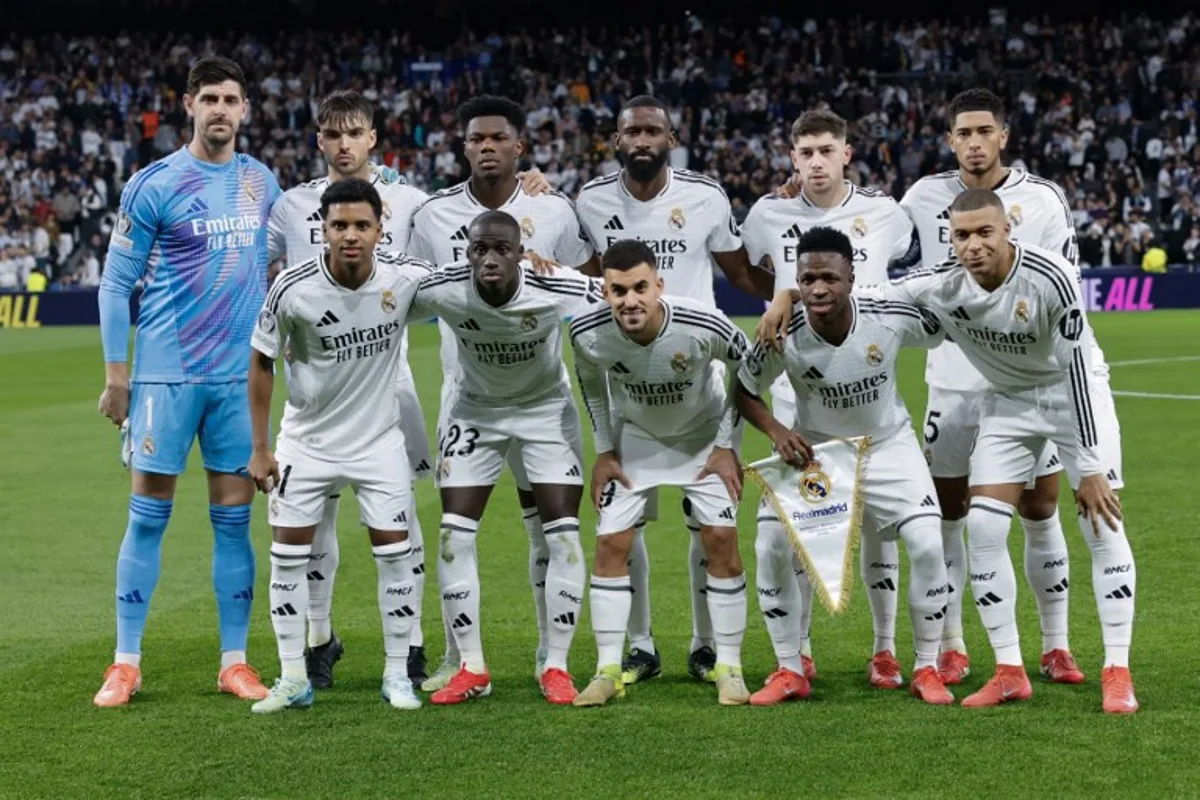 Real Madrid players pose before the start of the UEFA Champions League knockout phase play-off football match between Real Madrid CF and Manchester City at the Santiago Bernabeu stadium in Madrid on February 19, 2025.  OSCAR DEL POZO / AFP