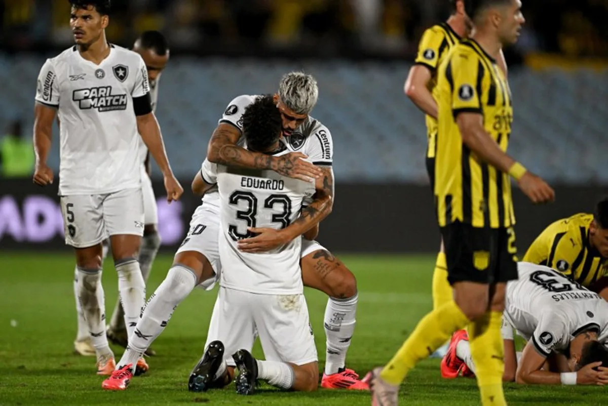 Botafogo players celebrate after the Copa Libertadores semi-final second leg football match between Uruguay's Peñarol and Brazil's Botafogo at the Centenario stadium in Montevideo on October 30, 2024.  Eitan ABRAMOVICH / AFP