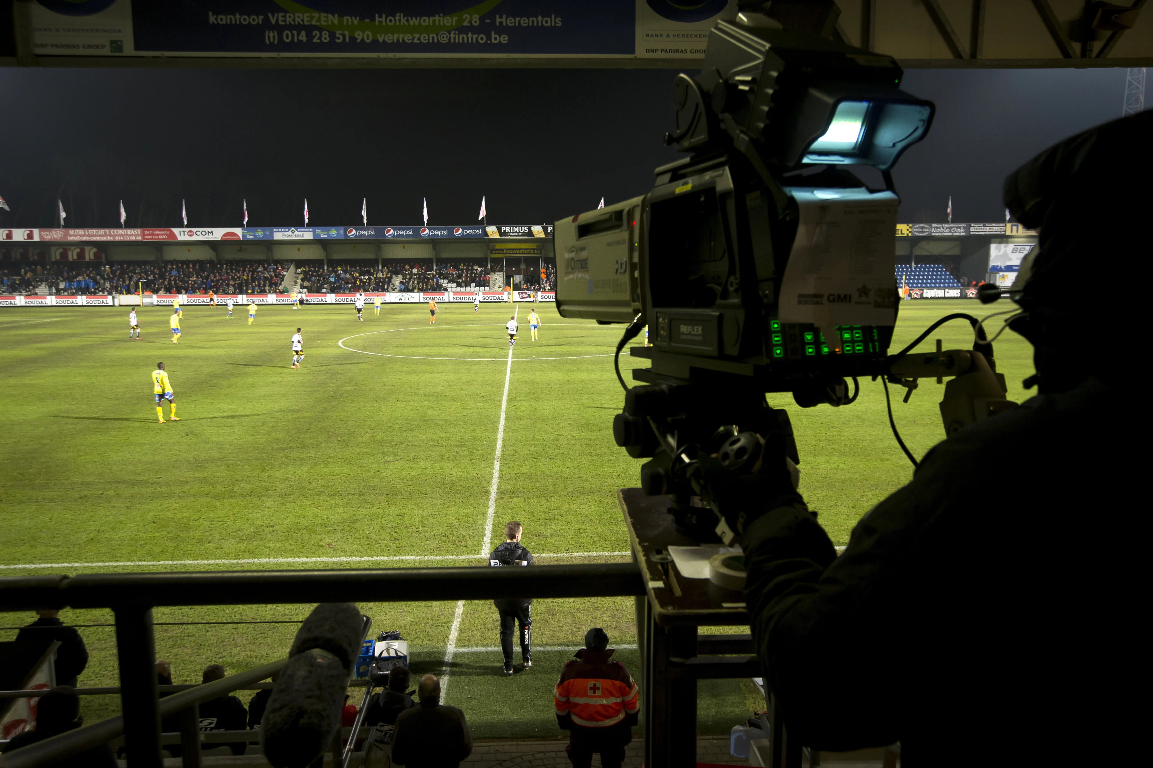 20141129 - WESTERLO, BELGIUM: Illustration picture shows a cameraman during the Jupiler Pro League match between Westerlo and Sporting Charleroi, in Westerlo, Saturday 29 November 2014, on the seventeenth day of the Belgian soccer championship. BELGA PHOTO KRISTOF VAN ACCOM