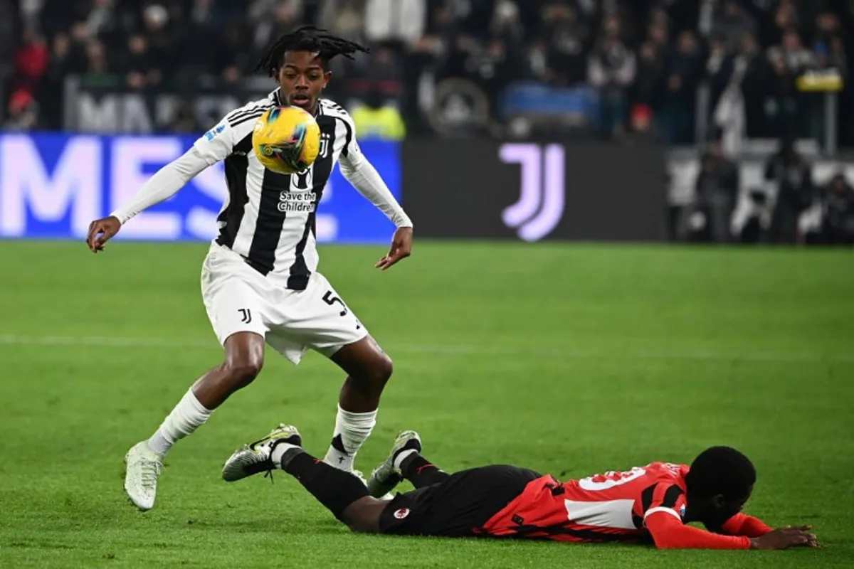 Juventus' Belgian forward #51 Samuel Mbangula fights for the ball with AC Milan's American midfielder #80 Yunus Musah (R) during the Italian Serie A football match between Juventus and AC Milan at the Allianz stadium in Turin, on January 18, 2025.  Isabella BONOTTO / AFP