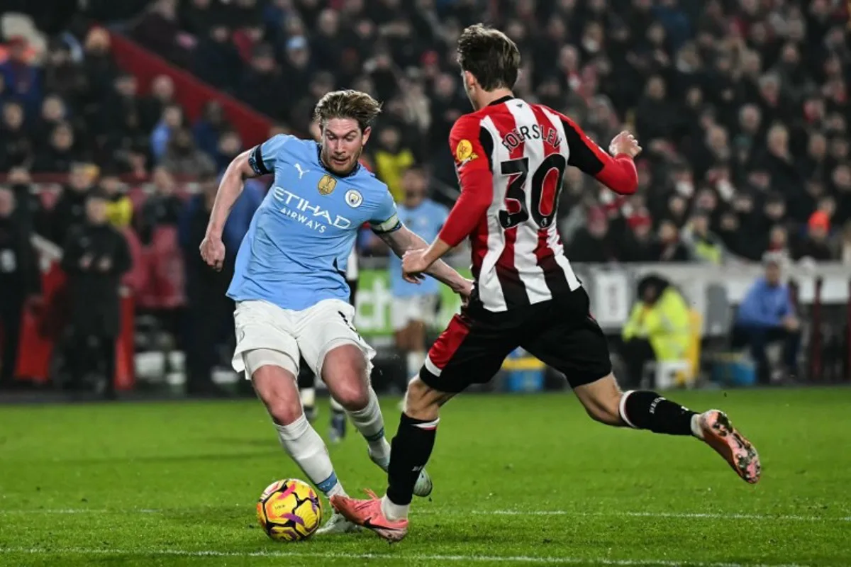 Manchester City's Belgian midfielder #17 Kevin De Bruyne (L) fights for the ball with Brentford's Danish defender #30 Mads Roerslev during the English Premier League football match between Brentford and Manchester City at the Gtech Community Stadium in London on January 14, 2025.  Ben STANSALL / AFP