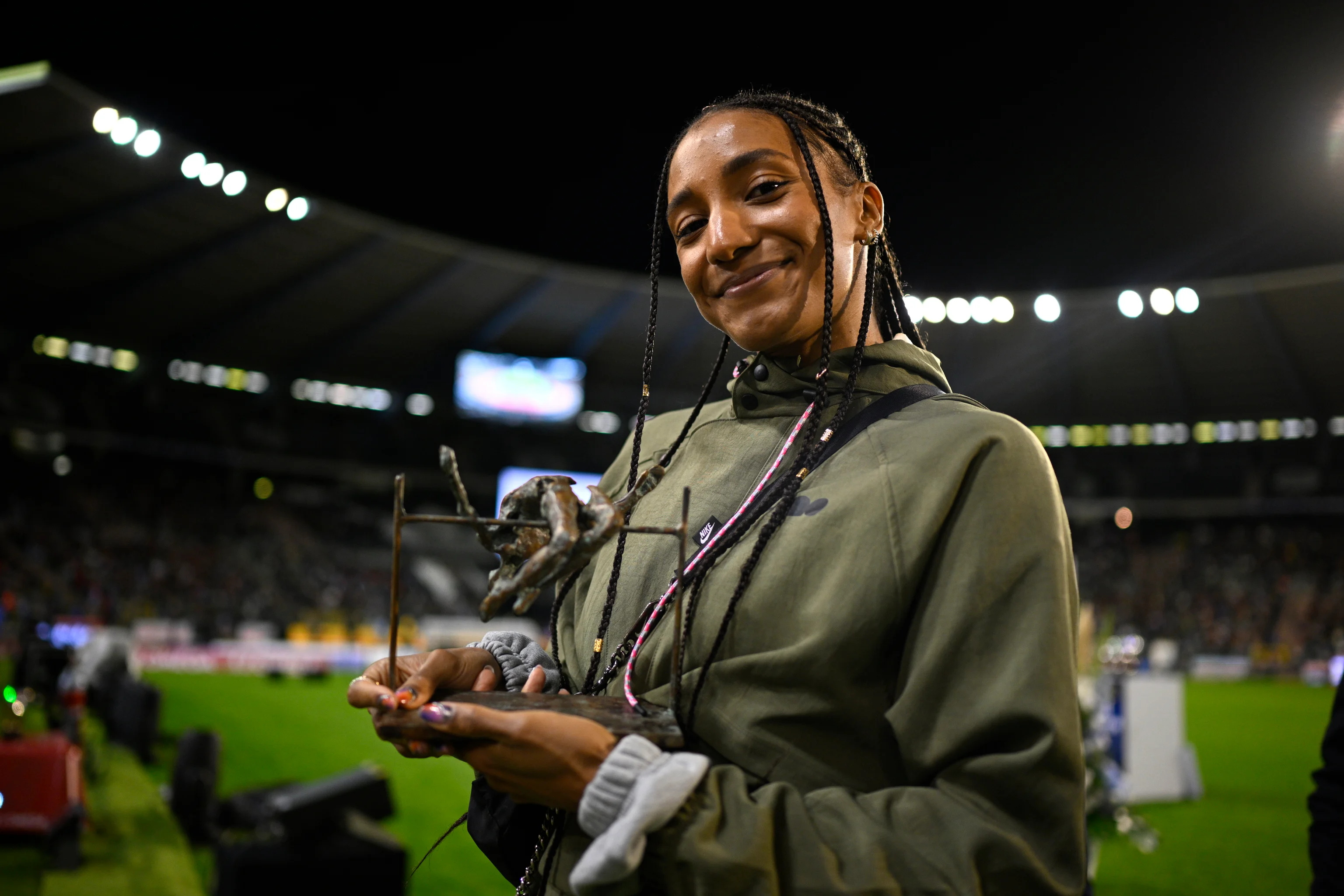 Belgian Nafissatou Nafi Thiam received an award during the 48th edition of the Memorial Van Damme athletics event in Brussels, Friday 13 September 2024. The 2024 Allianz Memorial Van Damme Diamond League meeting takes place on 13 and 14 September 2O24. BELGA PHOTO JASPER JACOBS