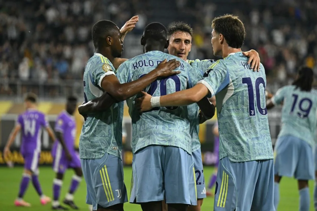 Juventus' French forward #20 Randal Kolo Muani (C) celebrates with teammates after scoring his team's first goal during the FIFA Club World Cup 2025 Group G football match between Italy's Juventus and UAE's Al Ain FC at the Audi Field stadium Washington, DC, on June 18, 2025. ROBERTO SCHMIDT / AFP