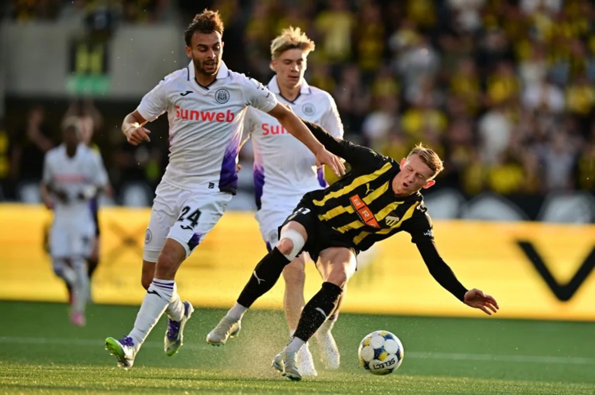 Anderlecht's Enric Llansana and Hcken's Julius Lindberg vie for the ball during the second qualifying round of the Europa League football match between BK Hacken and RSC Anderlecht at Hisingen Arena in Gothenburg, Sweden on July 31, 2025. Hanna BRUNLOF / TT NEWS AGENCY / AFP