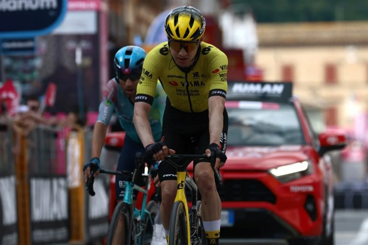 XDS Astana Team's Italian rider Diego Ulissi (L), third and Team Visma-Lease a Bike's Dutch rider Wilco Kelderman, second, cross the finish line of the 8th stage of the 108th Giro d'Italia cycling race of 197kms from Giulianova to Castelraimondo on May 17, 2025.  Luca Bettini / AFP