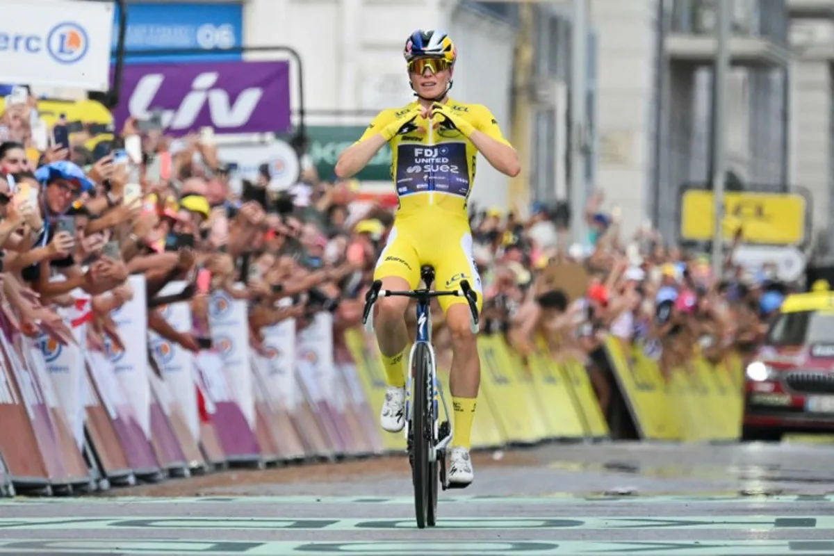 FDJ-SUEZ's Dutch rider Demi Vollering, wearing the overall leader's yellow jersey, celebrates as she crosses the finish line to win the 9th and final stage of the fifth edition of the Women's Tour de France cycling race, 99.2 km from Nice to Nice, southeastern France on August 9, 2026.  NICOLAS TUCAT / AFP
