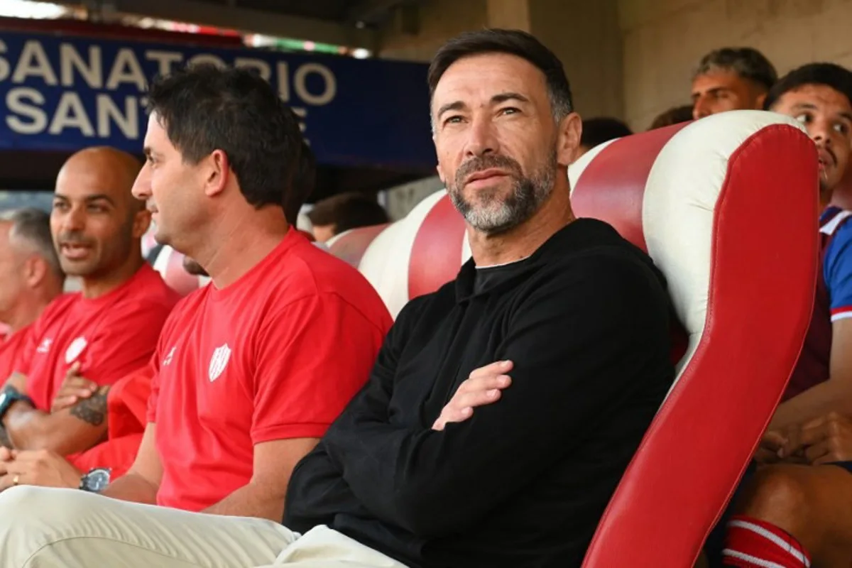 Union Santa Fe's head coach Kily Gonzalez looks on before the start of the Argentine Professional Football League Tournament 2024 'Cesar Luis Menotti' football match between Union Santa Fe and Velez Sarsfield at the 15 de Abril Stadium in Santa Fe, Argentina, on December 7, 2024. Jose ALMEIDA / AFP