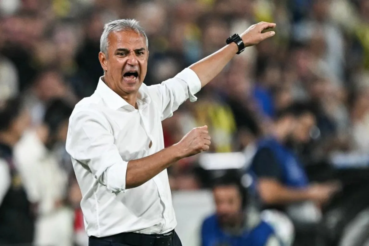 Fenerbahçe's Turkish headcoach Ismail Kartal reacts during the UEFA Champions League first round day 1 football match between Fenerbahce SK and AS Roma at the Fenerbahce Chobani stadium in Istanbul on September 10, 2026. Ozan KOSE / AFP