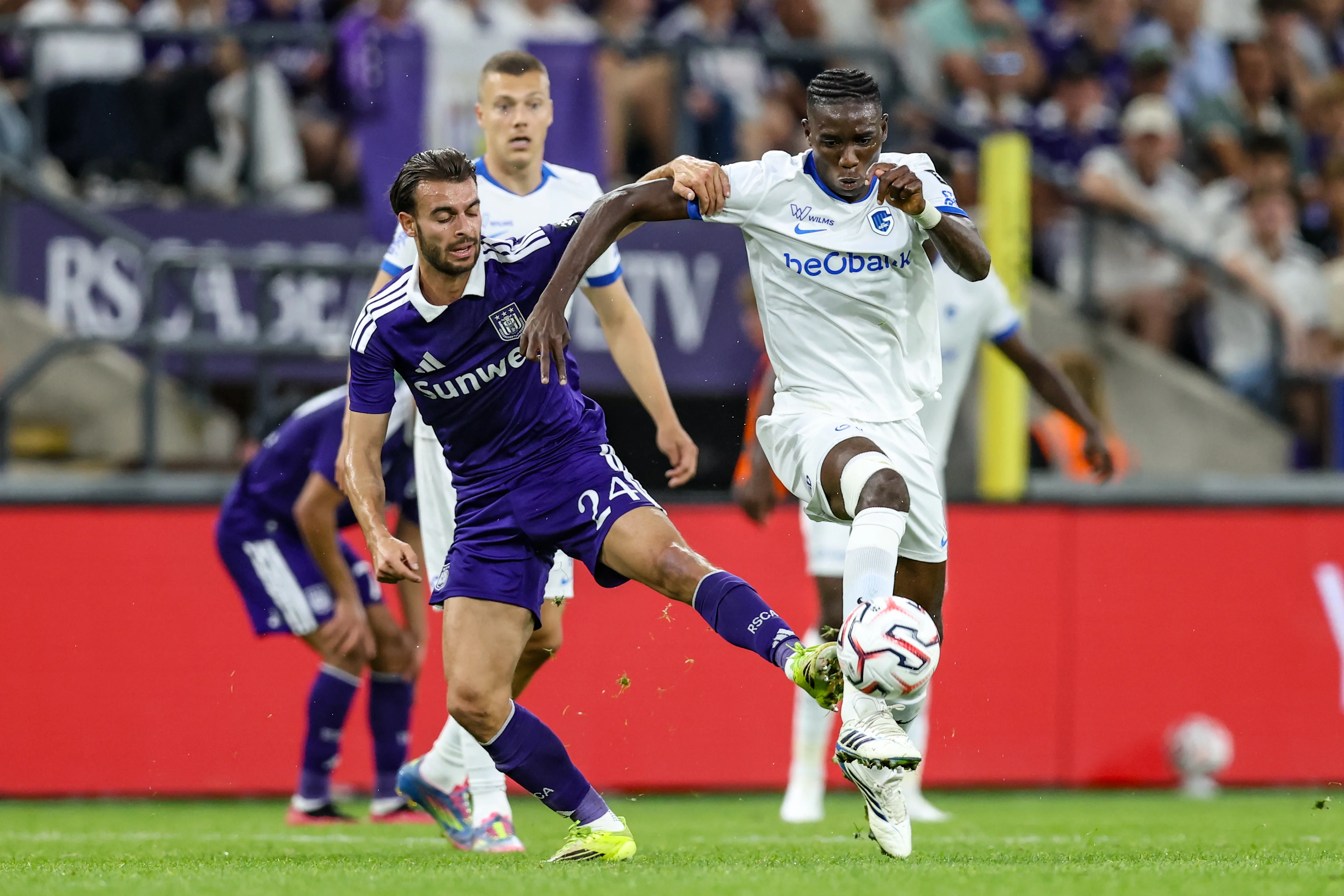 Anderlecht's Enric Llansana and Genk's Ibrahima Sory Bangoura fight for the ball during a soccer match between RSC Anderlecht and Krc Genk, Sunday 6 September 2026 in Brussels, on day 5 of the 2026-2027 'Jupiler Pro League' first division of the Belgian championship. The match was postponed so Anderlecht could prepare for European play-offs. BELGA PHOTO BRUNO FAHY