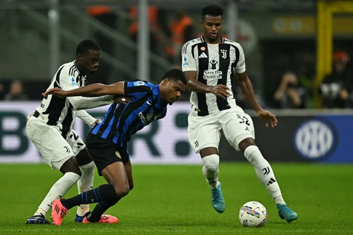 Inter Milan's Dutch defender #02 Denzel Dumfries (C) fights for the ball with Juventus' American forward #22 Tim Weah and Juventus' Colombian defender #32 Juan Cabal during the Italian Serie A football match between Inter Milan and Juventus at San Siro stadium in Milan, on October 27, 2024.  Gabriel BOUYS / AFP