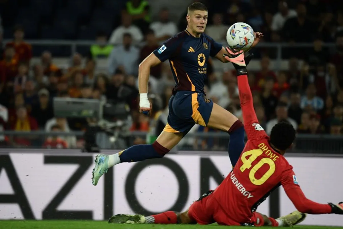 Roma's Ukrainian forward #11 Artem Dovbyk tries to score against Udinese's Nigerian goalkeeper #40 Maduka Okoye during the Italian Serie A football match between AS Roma and Udinese at the Olympic stadium in Rome on September 22, 2024.  Filippo MONTEFORTE / AFP