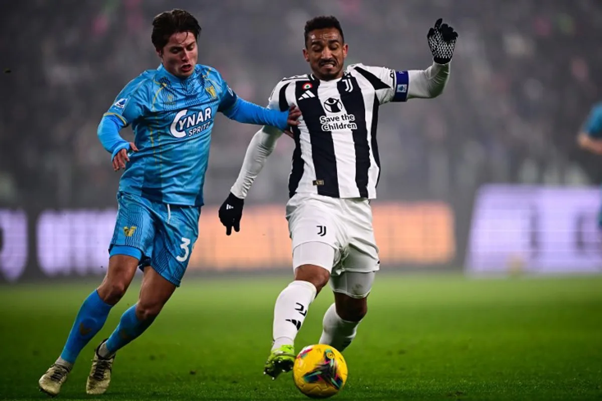 Venezia's Danish midfielder #38 Magnus Kofoed Andersen fights for the ball with Juventus' Brazilian defender #06 Danilo (R) during the Italian Serie A football match between Juventus FC and Venezia FC at the Allianz Stadium in Turin, on December 14, 2024.  MARCO BERTORELLO / AFP