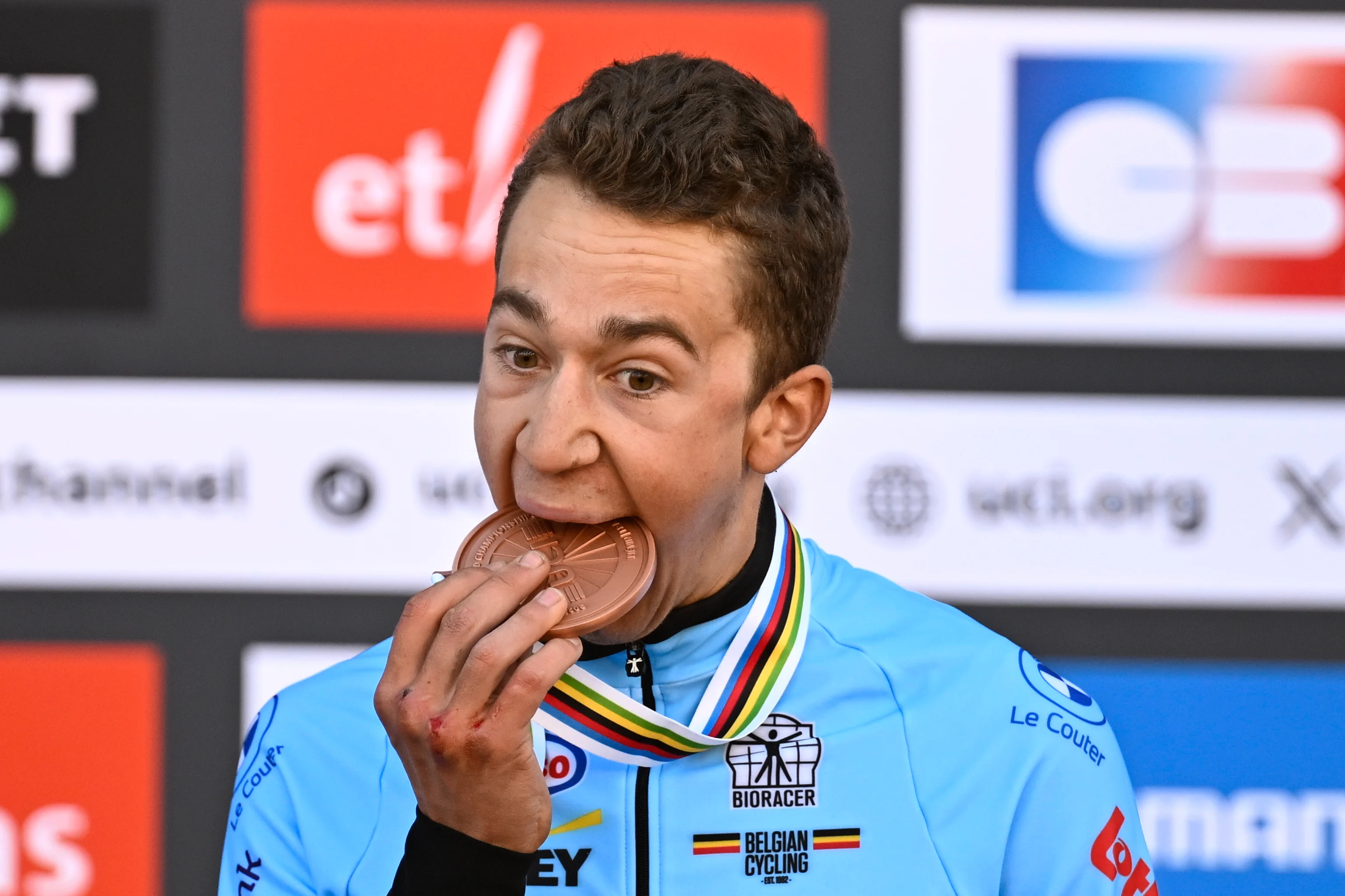 Belgian Jente Michels celebrates on the podium after the men U23 race, at the UCI Cyclocross World Championships, in Lievin, France, Saturday 01 February 2025. The world championships are taking place from 31 January until 02 February. BELGA PHOTO JASPER JACOBS