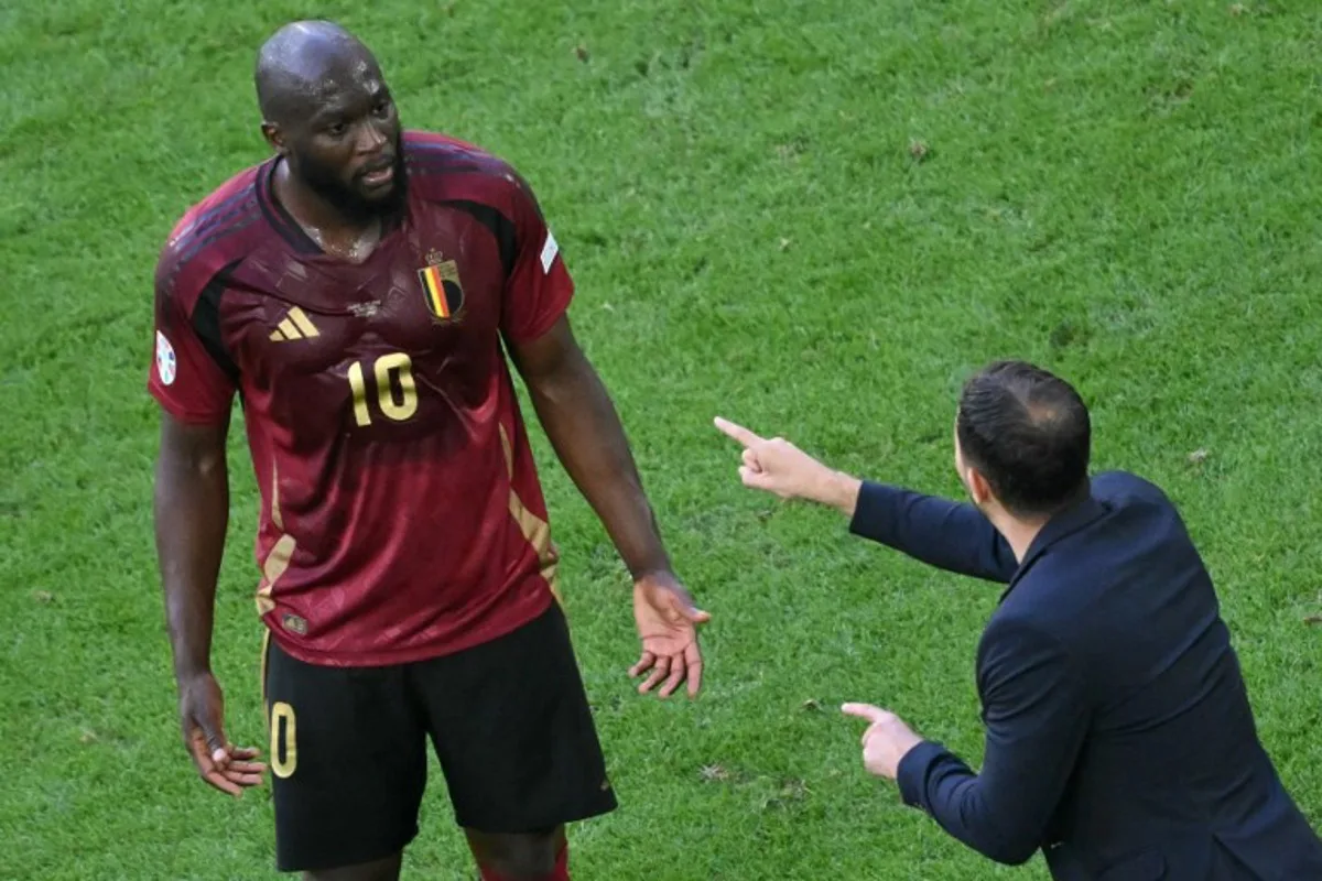 Belgium's head coach Domenico Tedesco talks to Belgium's forward #10 Romelu Lukaku during the UEFA Euro 2024 round of 16 football match between France and Belgium at the Duesseldorf Arena in Duesseldorf on July 1, 2024.  Alberto PIZZOLI / AFP