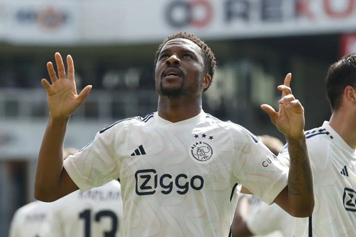 Ajax's English forward #10 Chuba Akpom celebrates the team's second goal during the Dutch Eredivisie football match between FC Volendam and Ajax at the Kras stadium, in Volendam on May 5, 2024.  Bart Stoutjesdijk / ANP / AFP