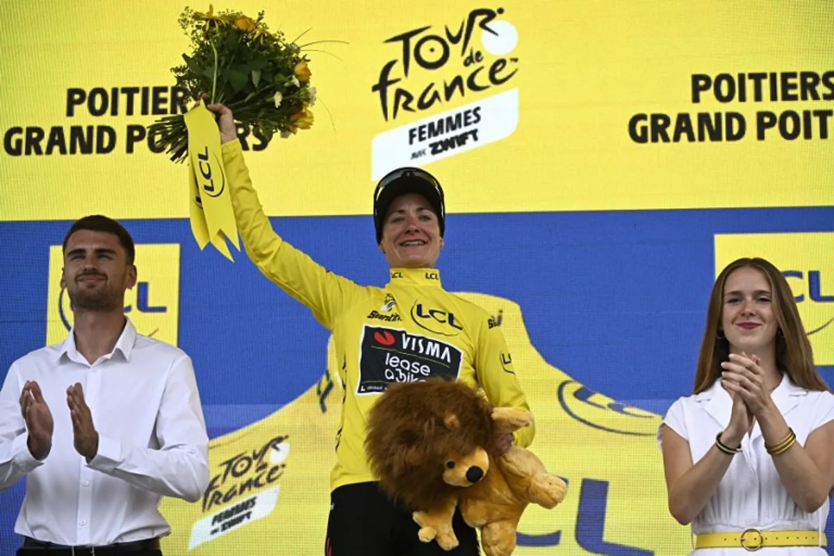 Team Visma | Lease a Bike's Dutch rider Marianne Vos celebrates celebrates her overall leader yellow jersey on the podium after the 4th stage (out of 9) of the fourth edition of the Women's Tour de France cycling race, 130.7 km from Saumur to Poitiers, in Poitiers, western France on July 29, 2025. JULIEN DE ROSA / AFP