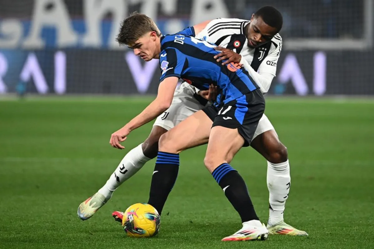 Atalanta's Belgian midfielder #17 Charles De Ketelaere fights for the ball with Juventus' French defender #15 Pierre Kalulu during the Italian Serie A football match between Atalanta and Juventus at the Gewiss Stadium in Bergamo, on January 14, 2025.  Isabella BONOTTO / AFP