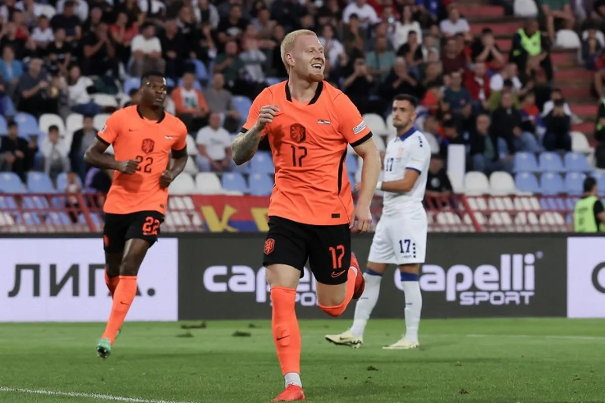 Netherland's forward #17 Mexx Meerdink celebrates scoring his team's first goal from the penalty spot during the UEFA Nations League Group A2 football match between Serbia and Netherlands at the Rajko Mitic stadium in Belgrade on September 27, 2026. Pedja Milosavljevic / AFP