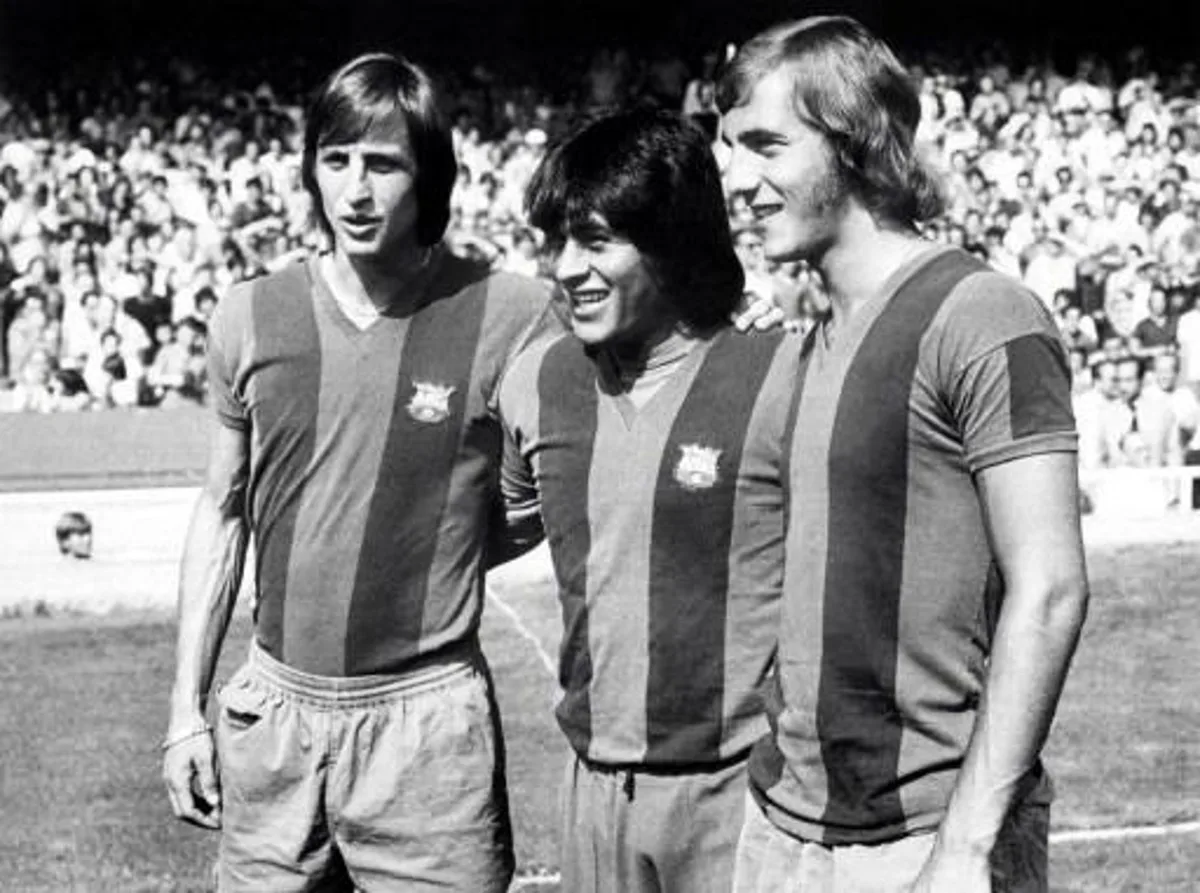 TO GO WITH AFP STORY (FILE) Footballers Johan Cruyff (L), Hugo Sotil (C) and Johan Neeskens, of the Spanish team Barcelona, pose on August 1, 1974 before a match at Nou Camp stadium in Barcelona. Spain and Holland, who will meet on July 11, 2010 in the World Cup final in South Africa, can both thank one man for inspiring their soccer style - Johan Cruyff. Cruyff was in the Dutch side which lost the 1974 final to Germany, but his influence can be seen today on the Spanish just as much as on his own countrymen, thanks to his spell at Barcelona.  AFP PHOTO/STF TO GO WITH AFP STORY

